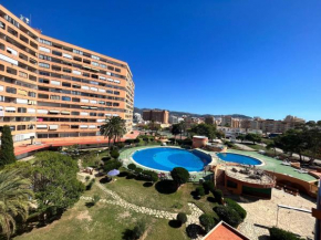 Estudio con tres piscinas comunitarias y pista de tenis